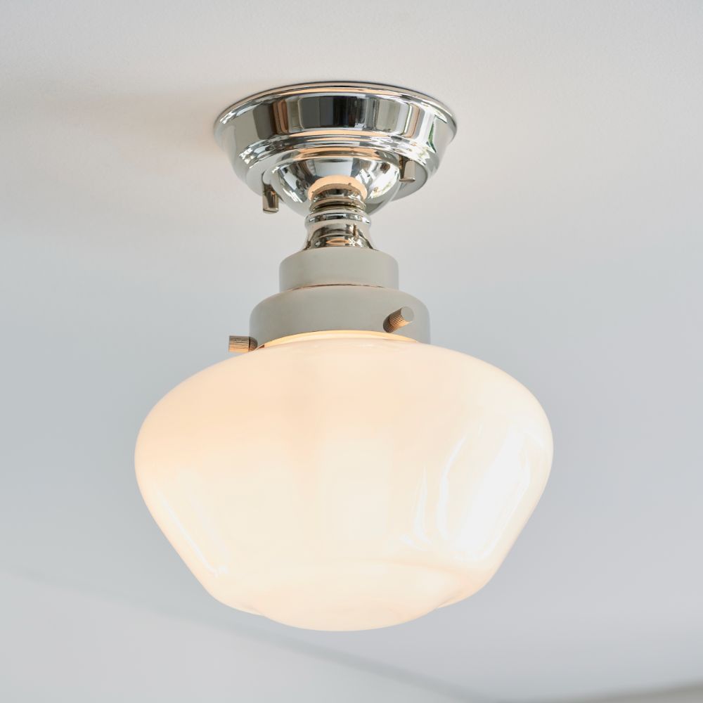 Elegancka srebrna lampa sufitowa Glint z mlecznym kloszem w stylu art deco
