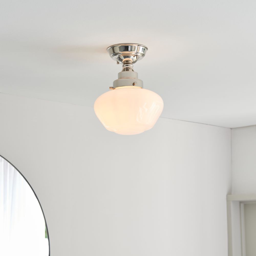 Elegancka srebrna lampa sufitowa Glint z mlecznym kloszem w stylu art deco