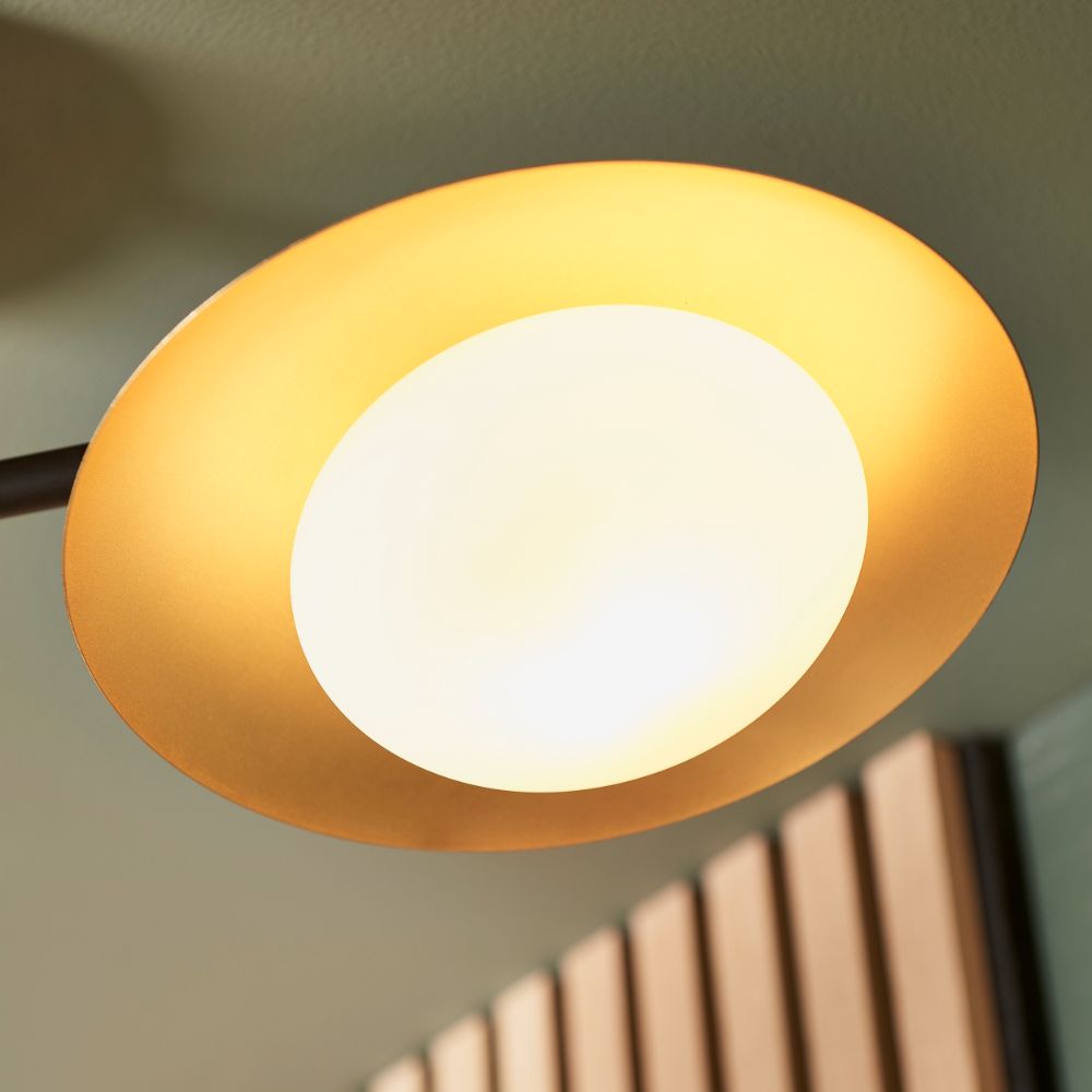 Stylowa brązowa lampa sufitowa Opulence z eleganckimi szklanymi kloszami w klimacie mid-century