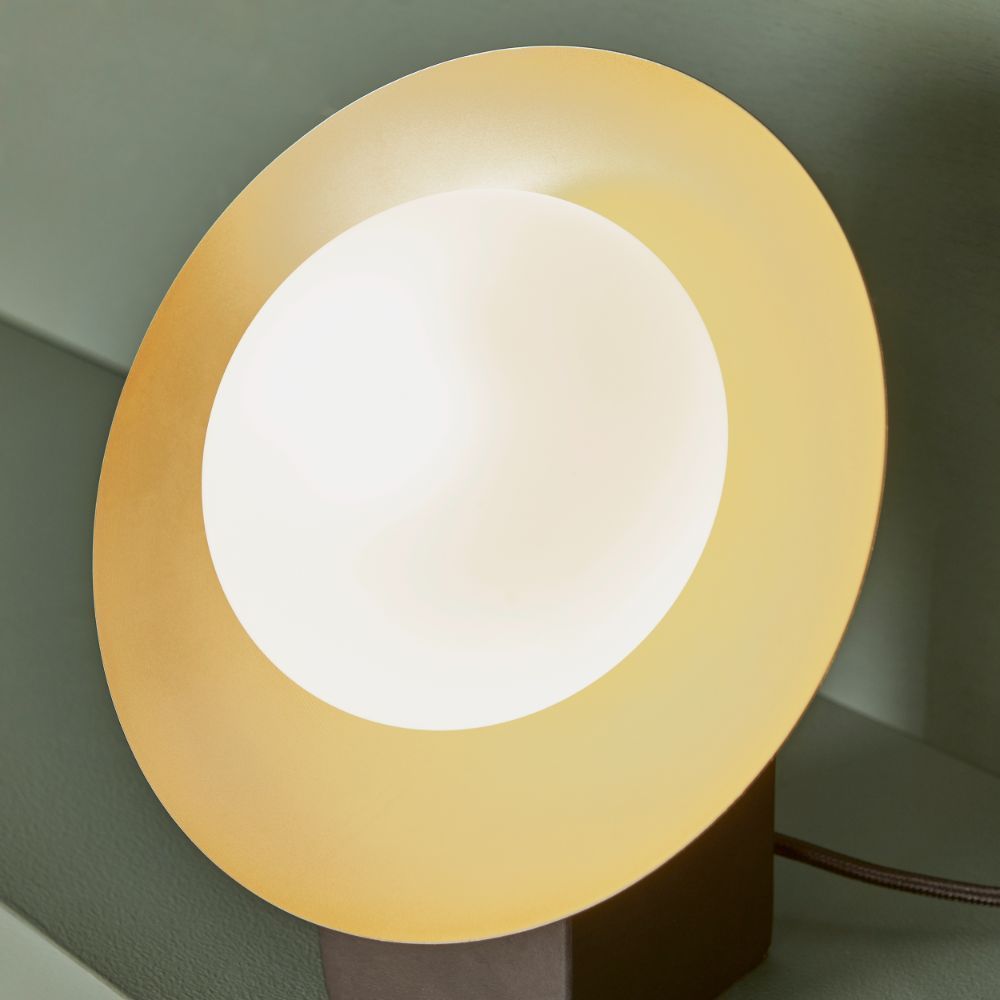 Nowoczesna złota lampa stołowa Opulence w kształcie dysku