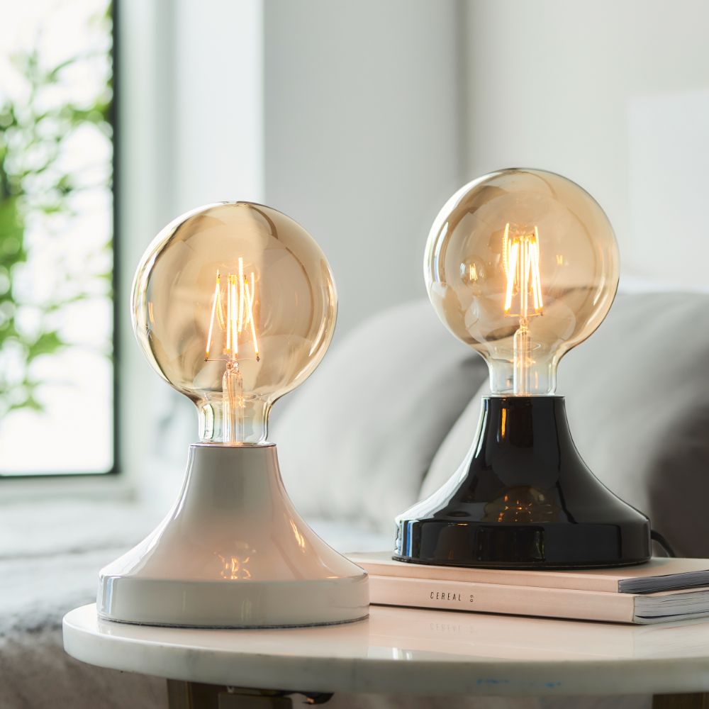 Biała ceramiczna lampa stołowa Spark