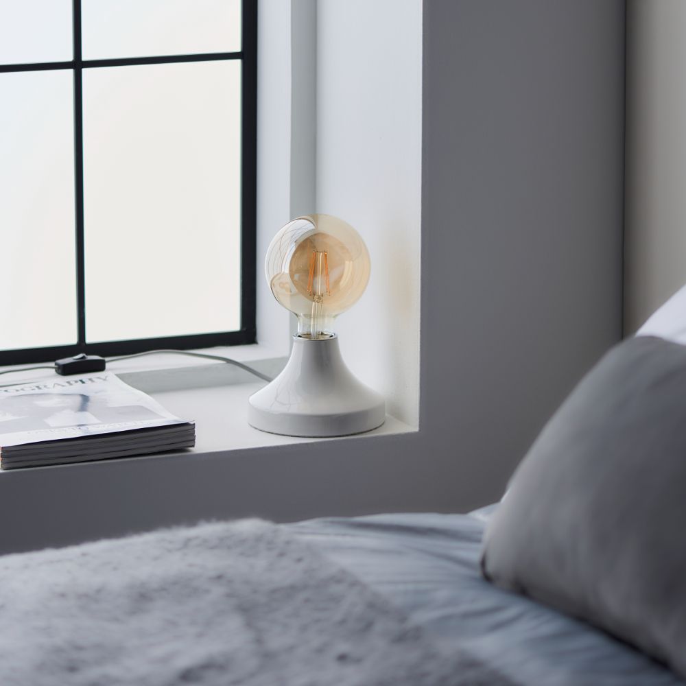 Biała ceramiczna lampa stołowa Spark