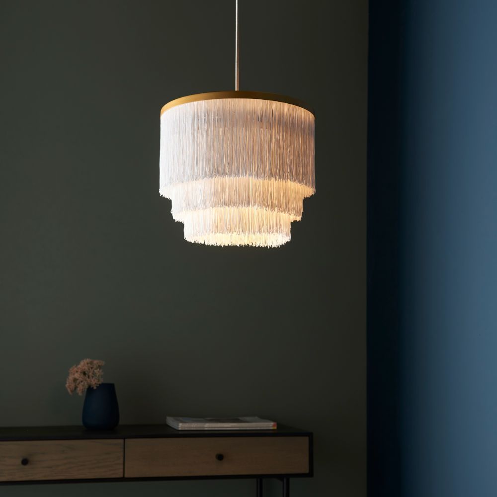 Złota wisząca lampa Alabaster z białymi sznureczkami