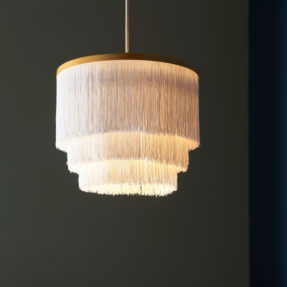Złota wisząca lampa Alabaster z białymi sznureczkami