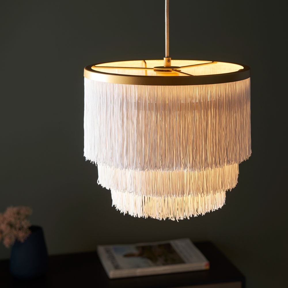 Złota wisząca lampa Alabaster z białymi sznureczkami