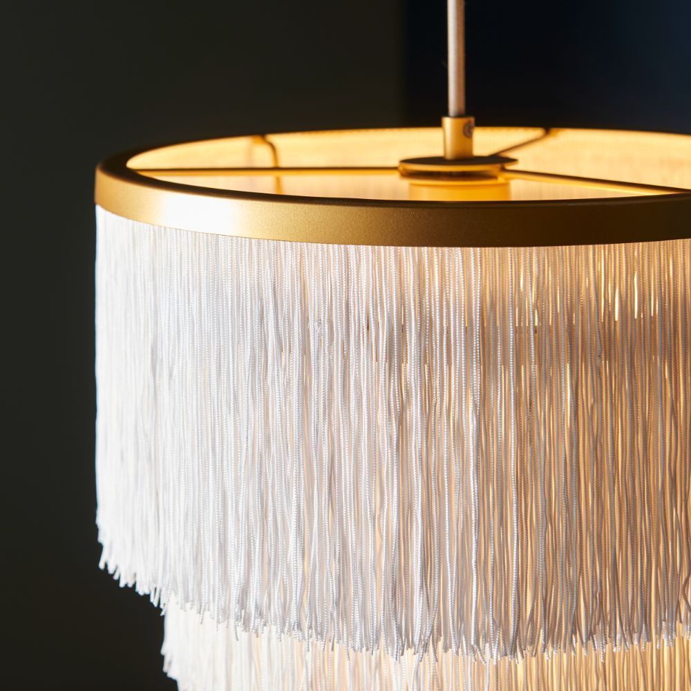 Złota wisząca lampa Alabaster z białymi sznureczkami
