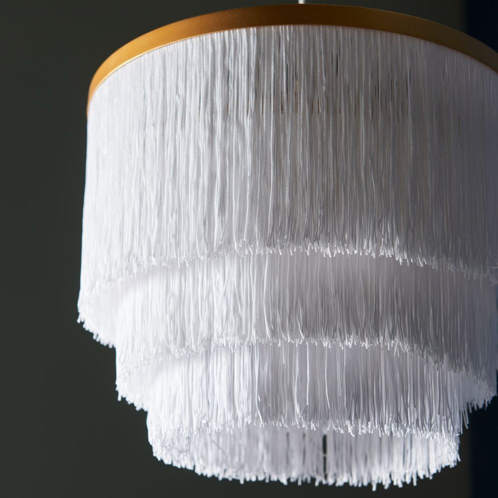 Złota wisząca lampa Alabaster z białymi sznureczkami