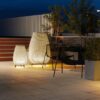 Beżowa lampa stojąca LED Amphora 01 o klasie szczelności IP66
