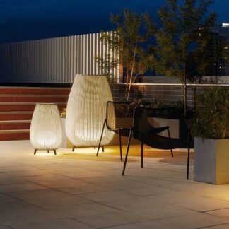 Beżowa lampa stojąca LED Amphora 01 o klasie szczelności IP66