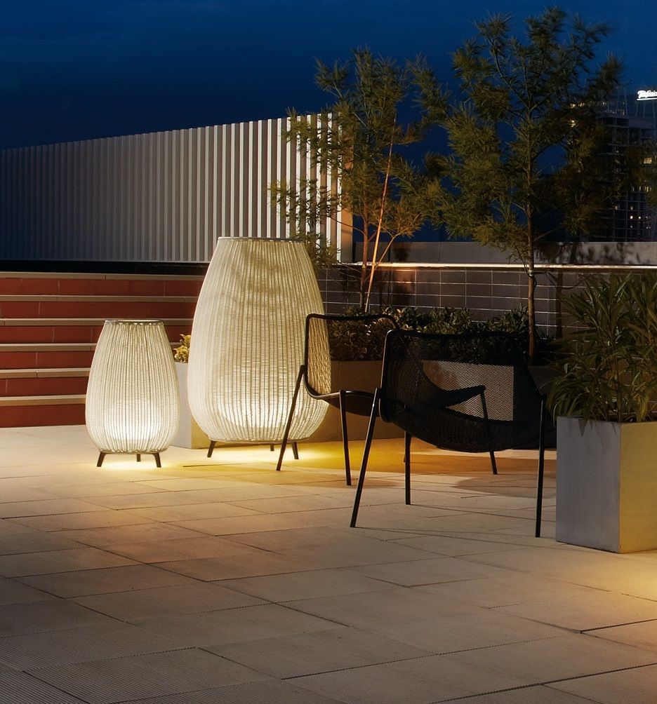 Beżowa lampa stojąca LED Amphora 01 o klasie szczelności IP66