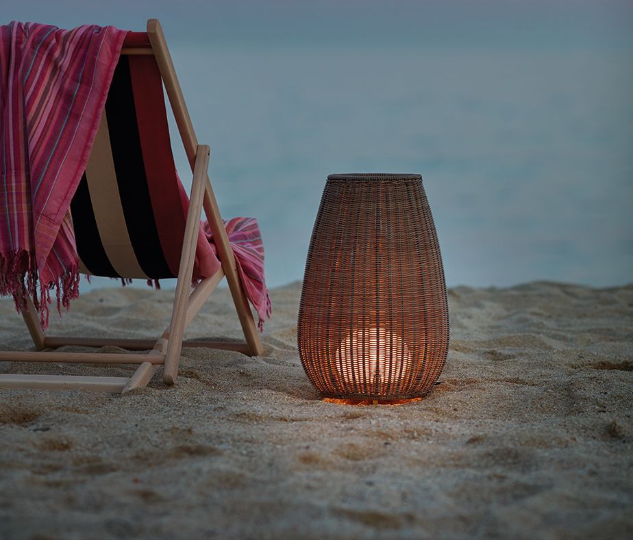 Brązowa lampa ogrodowa Amphora 01 z oświetleniem LED i klasą szczelności IP66