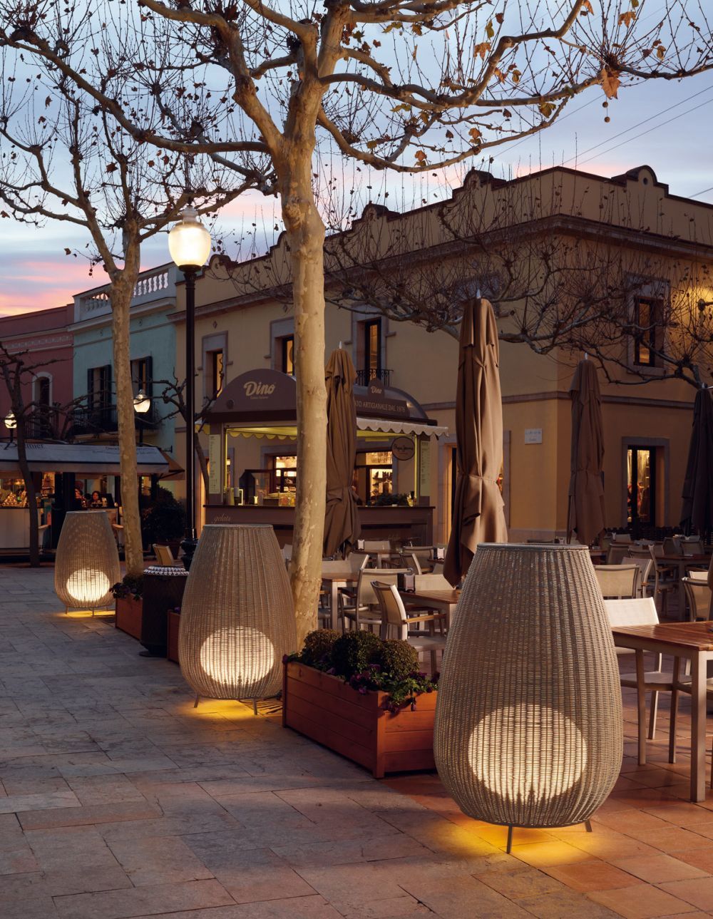 Wysoka brązowa lampa ogrodowa Amphora 02 o klasie szczelności IP66