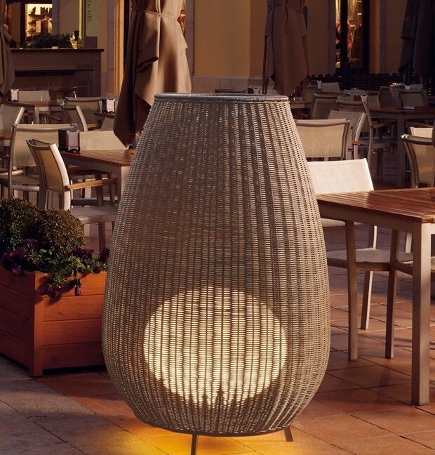 Brązowa ogrodowa lampa Amphora 03 o wysokiej klasie szczelności IP66