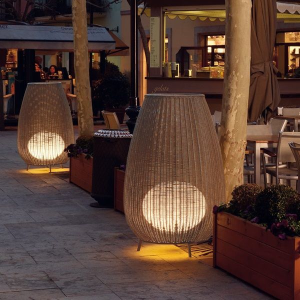 Brązowa lampa ogrodowa Amphora 01 z oświetleniem LED i klasą szczelności IP66