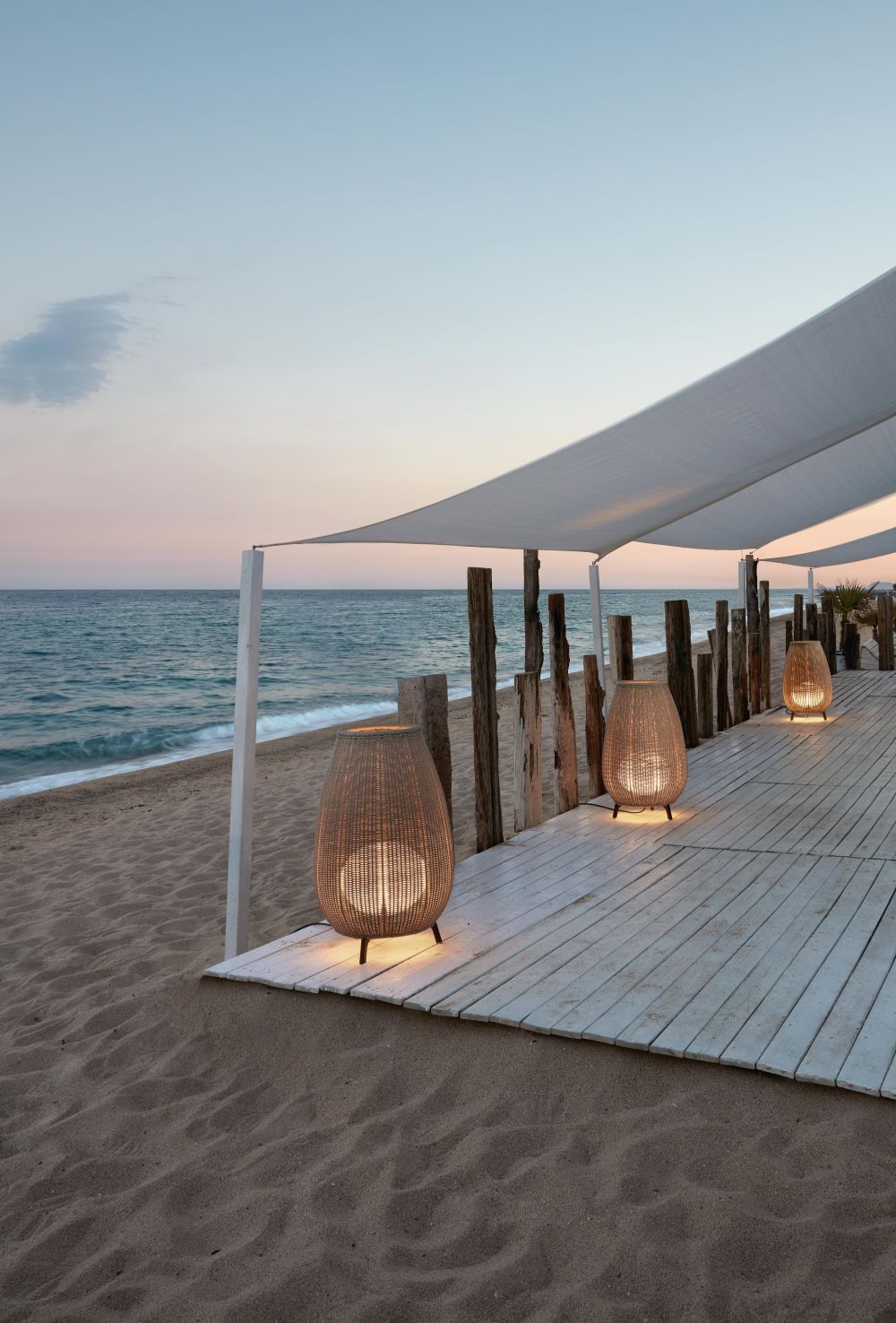 Wysoka brązowa lampa ogrodowa Amphora 02 o klasie szczelności IP66