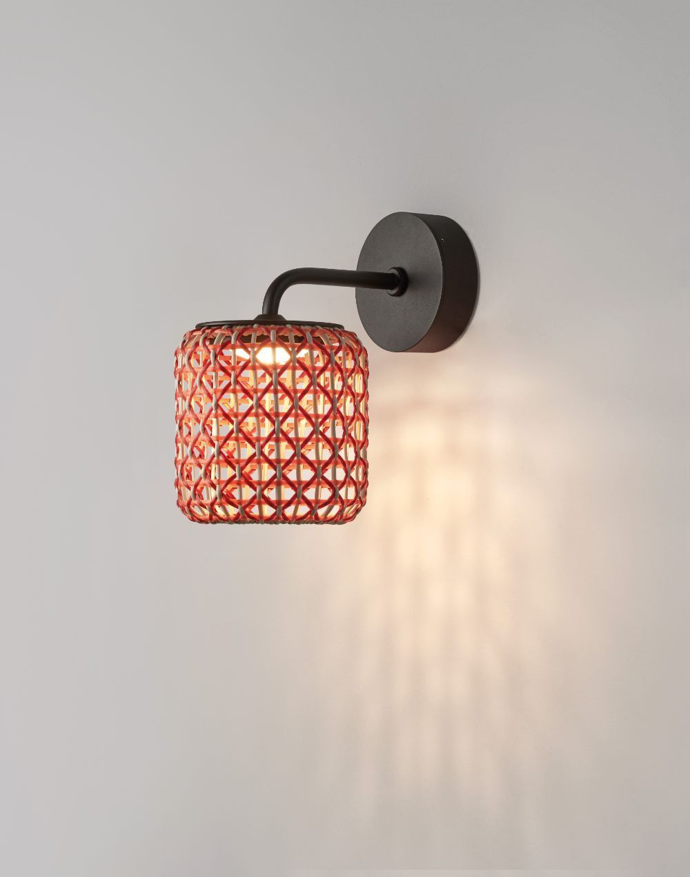 Czerwony kinkiet Nans A/01 Outdoor, odporny na warunki zewnętrzne (IP54).