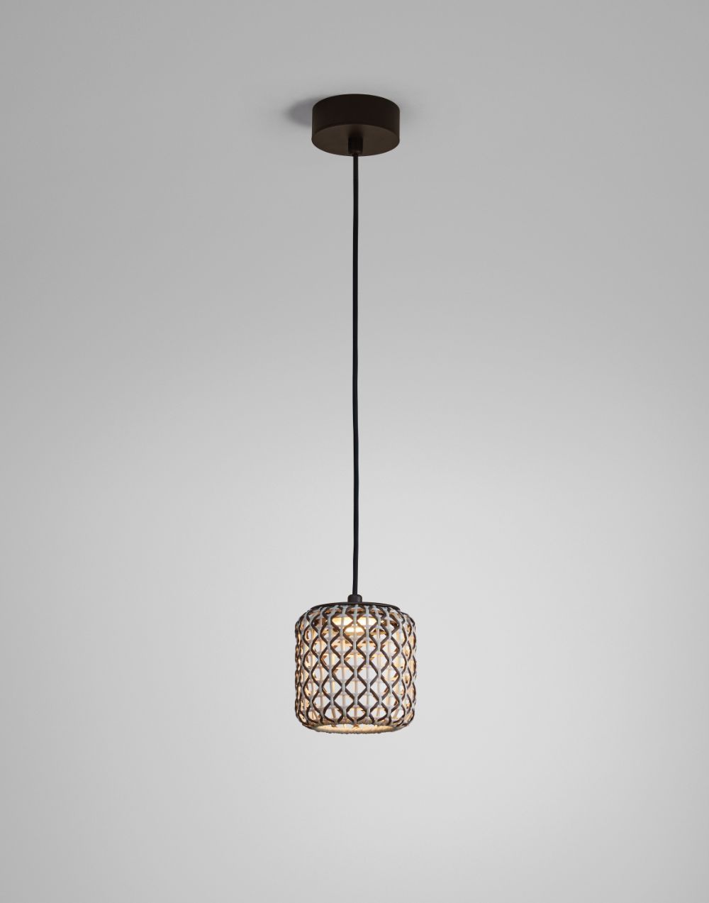 Brązowa, wisząca lampa Nans S/16 w kompaktowym rozmiarze do użytku zewnętrznego