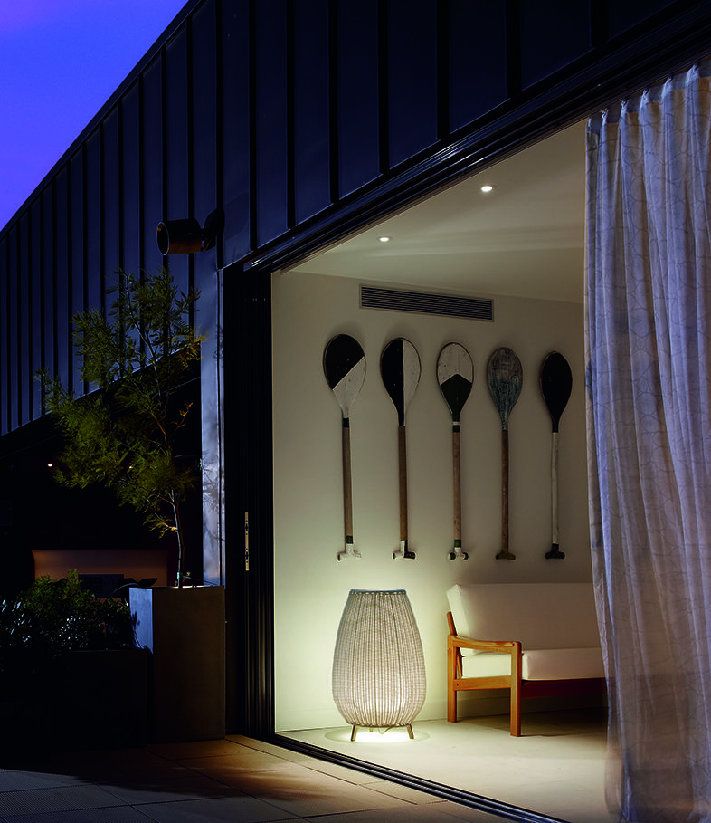 Beżowa lampa stojąca Amphora 02 o klasie szczelności IP66