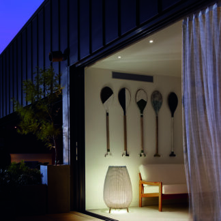 Beżowa lampa stojąca Amphora z oświetleniem LED i klasą szczelności IP66