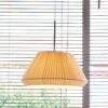 Kremowa, wisząca lampa Mei 38 z eleganckim plisowanym abażurem