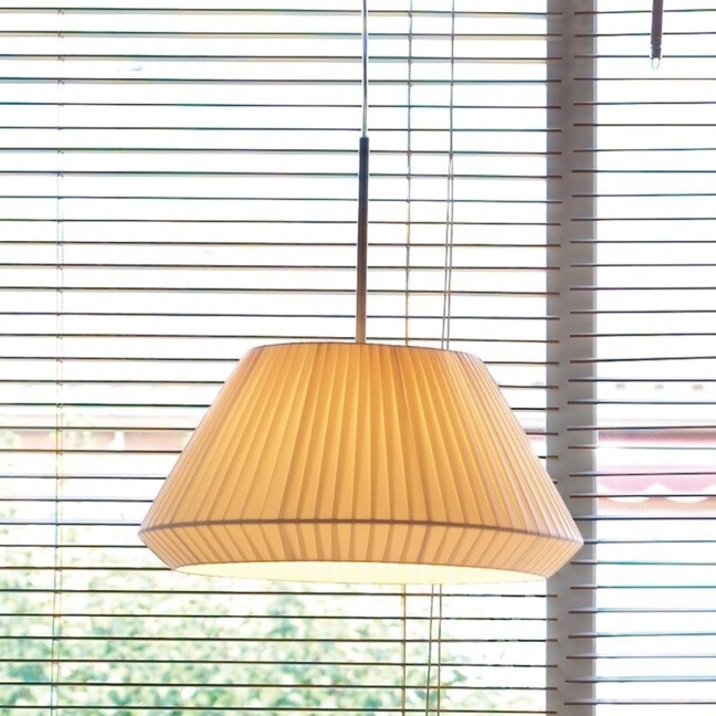 Kremowa, wisząca lampa Mei 38 z eleganckim plisowanym abażurem