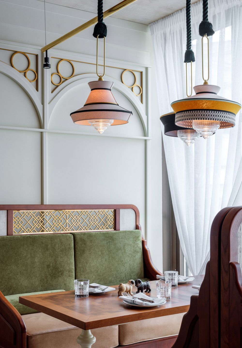 Stylowa lampa wisząca Calypso So Antigua w biało-czarnych odcieniach