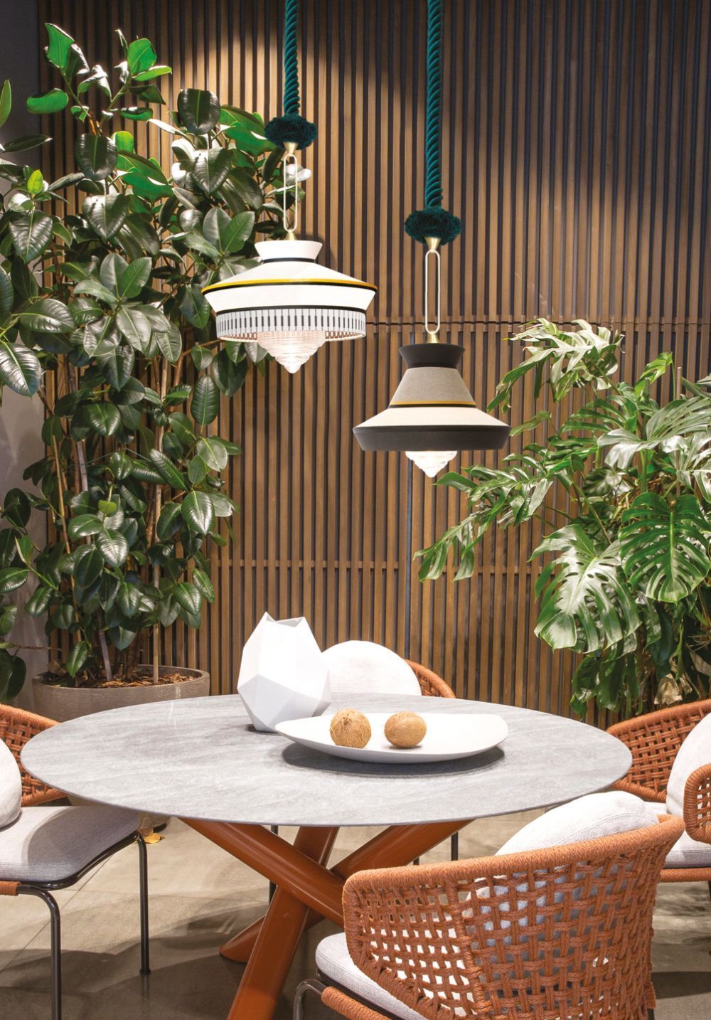 Stylowa lampa wisząca Calypso So Antigua w biało-czarnych odcieniach