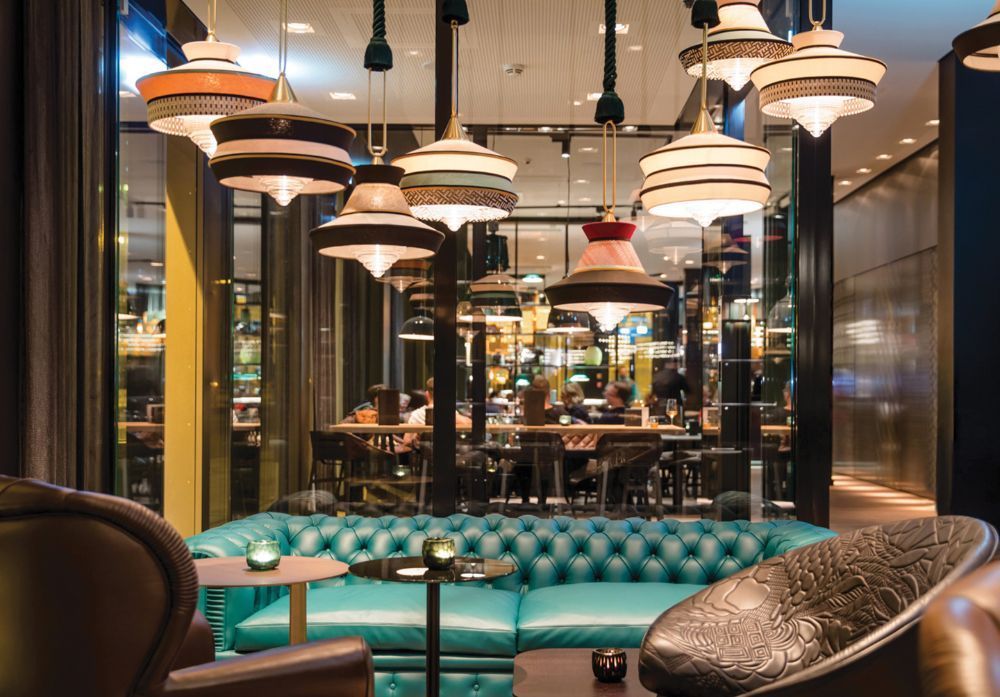 Wisząca lampa Calypso So Martinique w czarno-czerwonej kolorystyce