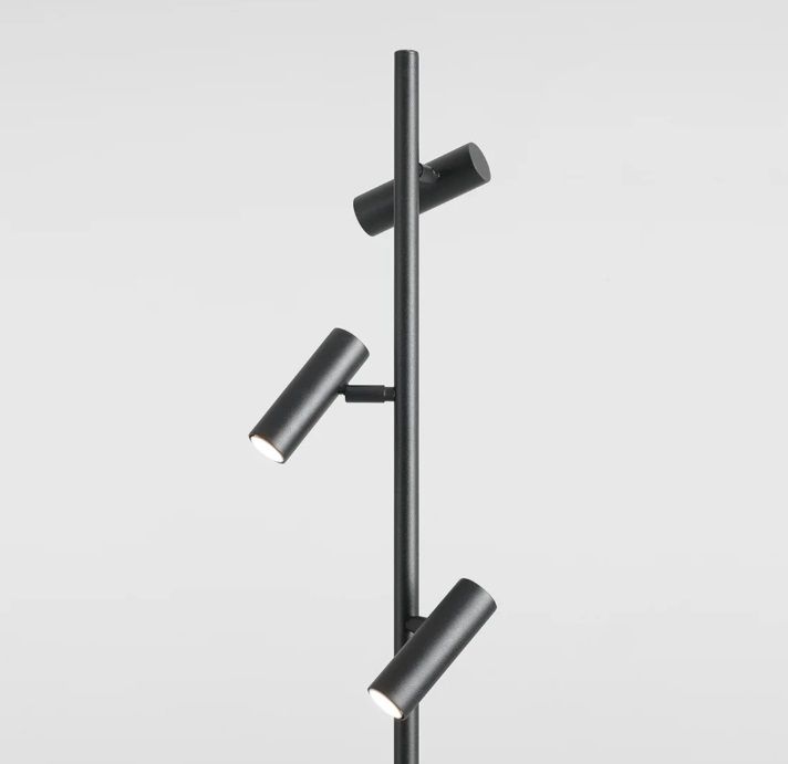 Stojąca lampa Trevo w całości czarna