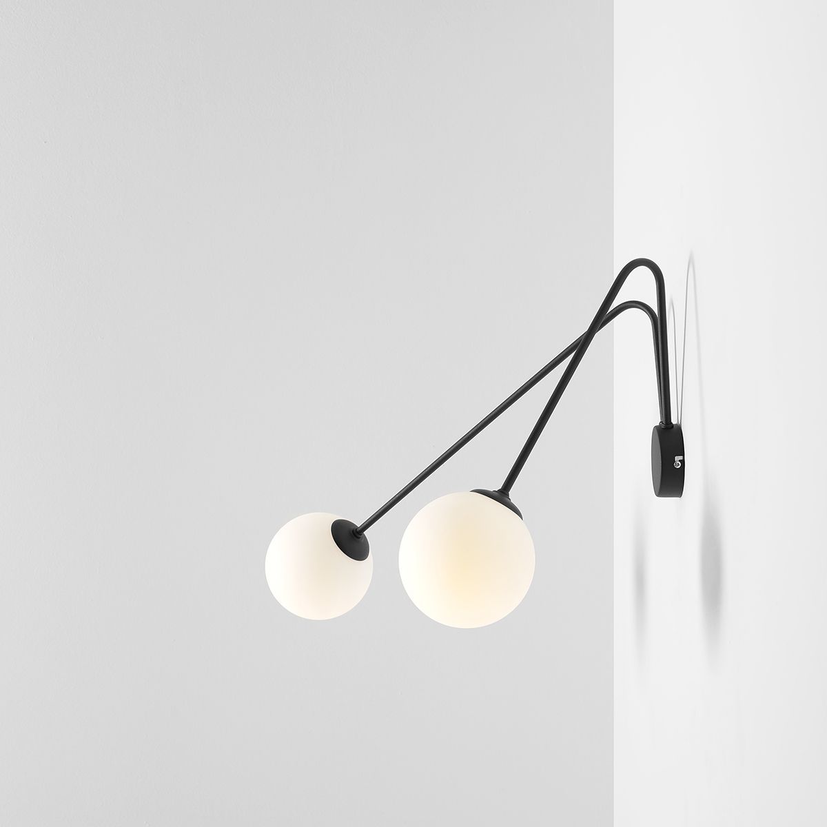 Duży kinkiet Holm z dwoma mlecznymi kloszami