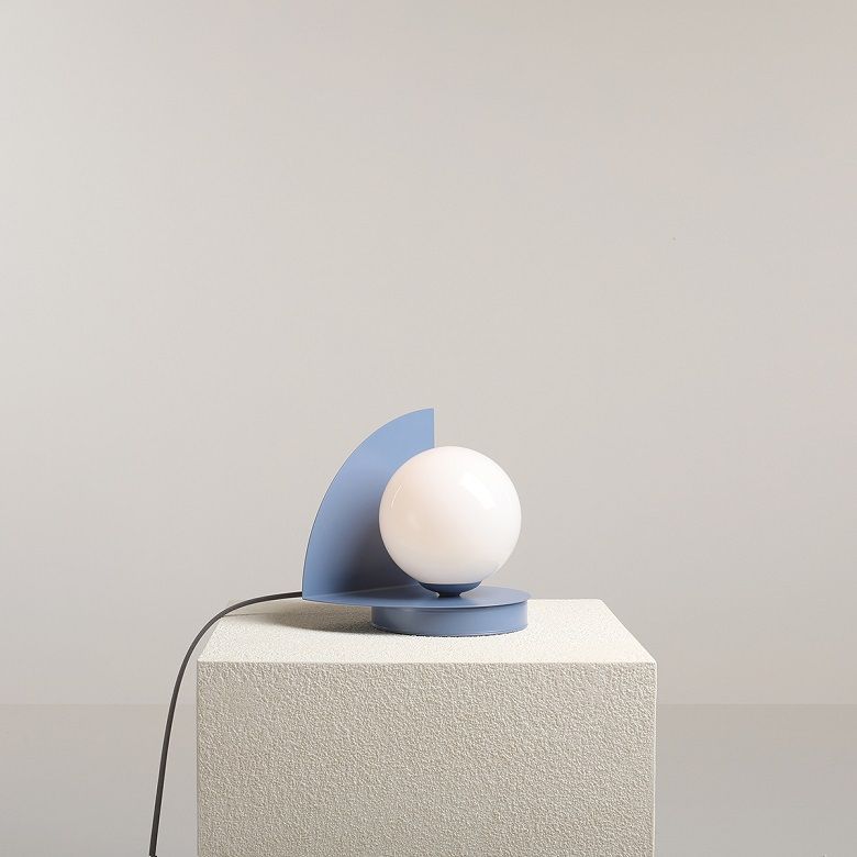 Szklana lampa stołowa Loop w kolorze przydymionego błękitu, idealna do gabinetu