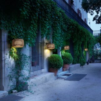 Brązowy kinkiet Fora A z oświetleniem LED i klasą szczelności IP66