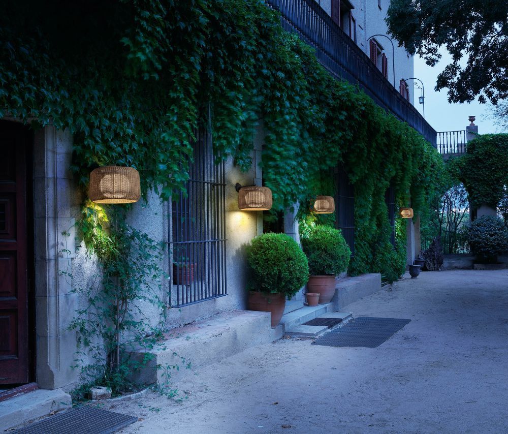 Brązowy kinkiet Fora A z oświetleniem LED i klasą szczelności IP66