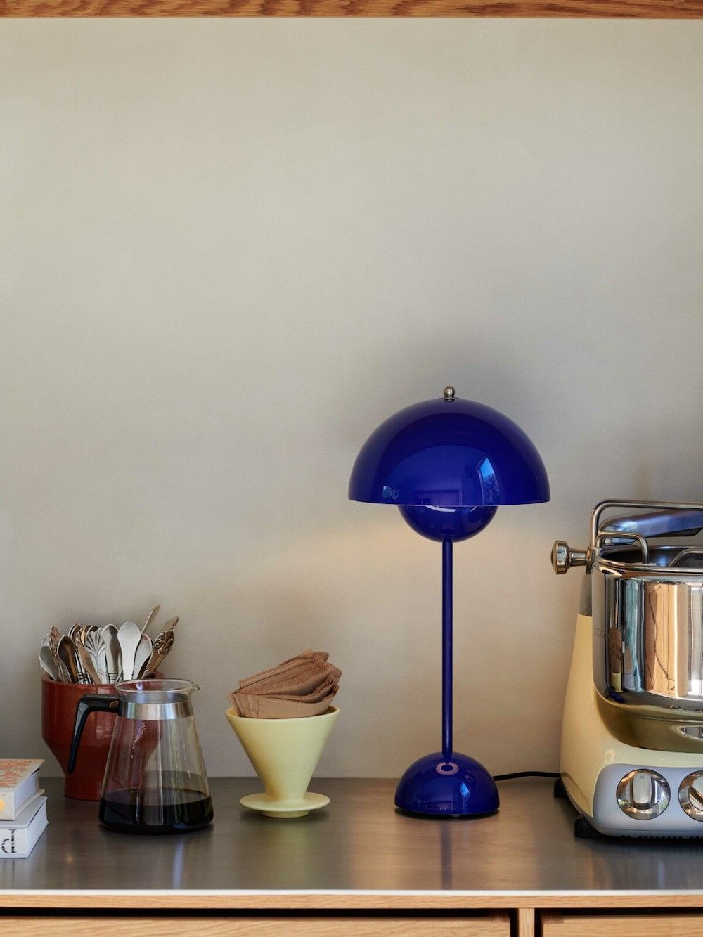 Ikoniczna lampa stołowa Flowerpot VP3 w kolorze kobaltowym