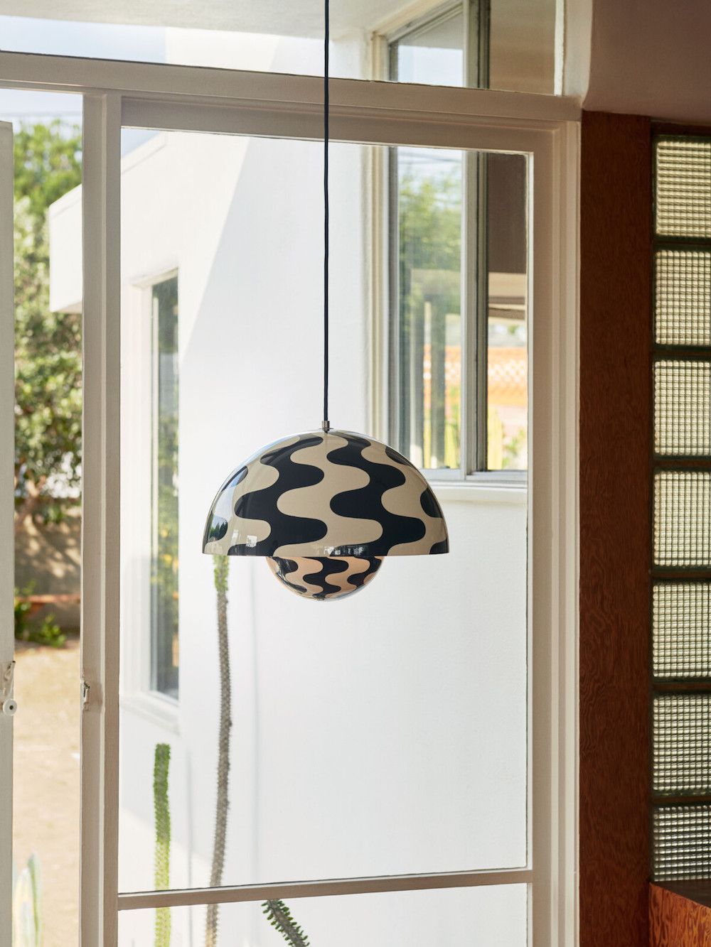 Wisząca lampa Flowerpot VP7 Pattern w czarno-białej kolorystyce o średnicy 37 cm