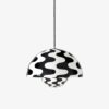Wisząca lampa Flowerpot VP7 Pattern w czarno-białej kolorystyce o średnicy 37 cm