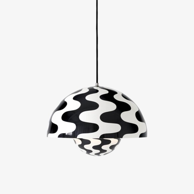 Wisząca lampa Flowerpot VP7 Pattern w czarno-białej kolorystyce o średnicy 37 cm