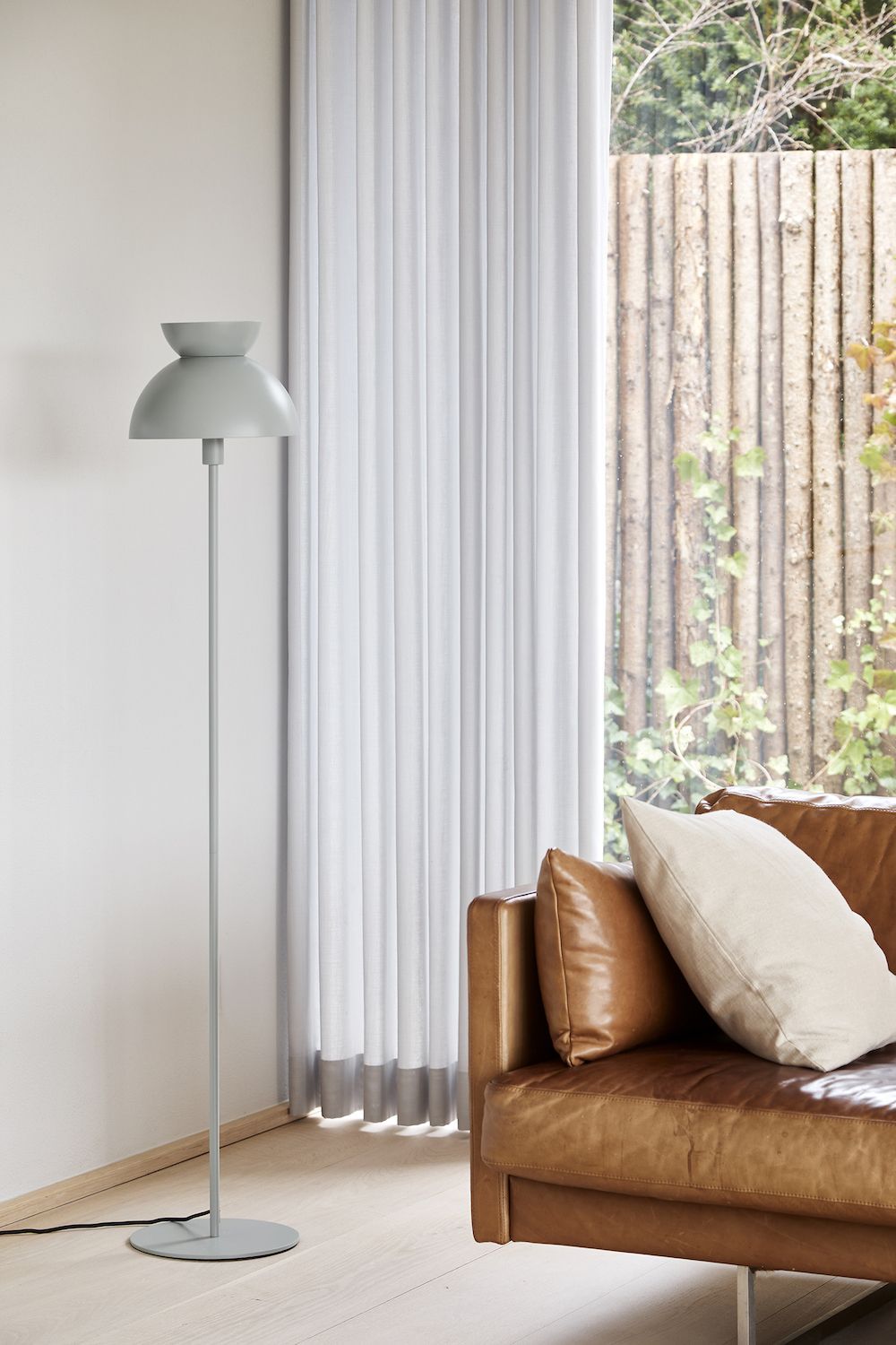 Stylowa lampa podłogowa Butterfly w kolorze szałwiowym