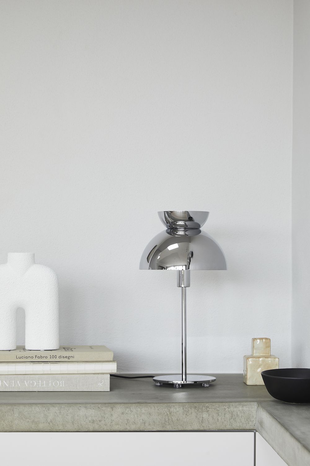 Nowoczesna lampa stołowa Butterfly z półokrągłym kloszem w błyszczącym chromie