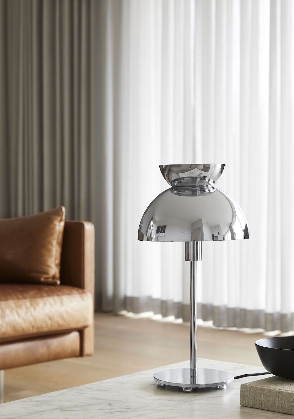 Nowoczesna lampa stołowa Butterfly z półokrągłym kloszem w błyszczącym chromie