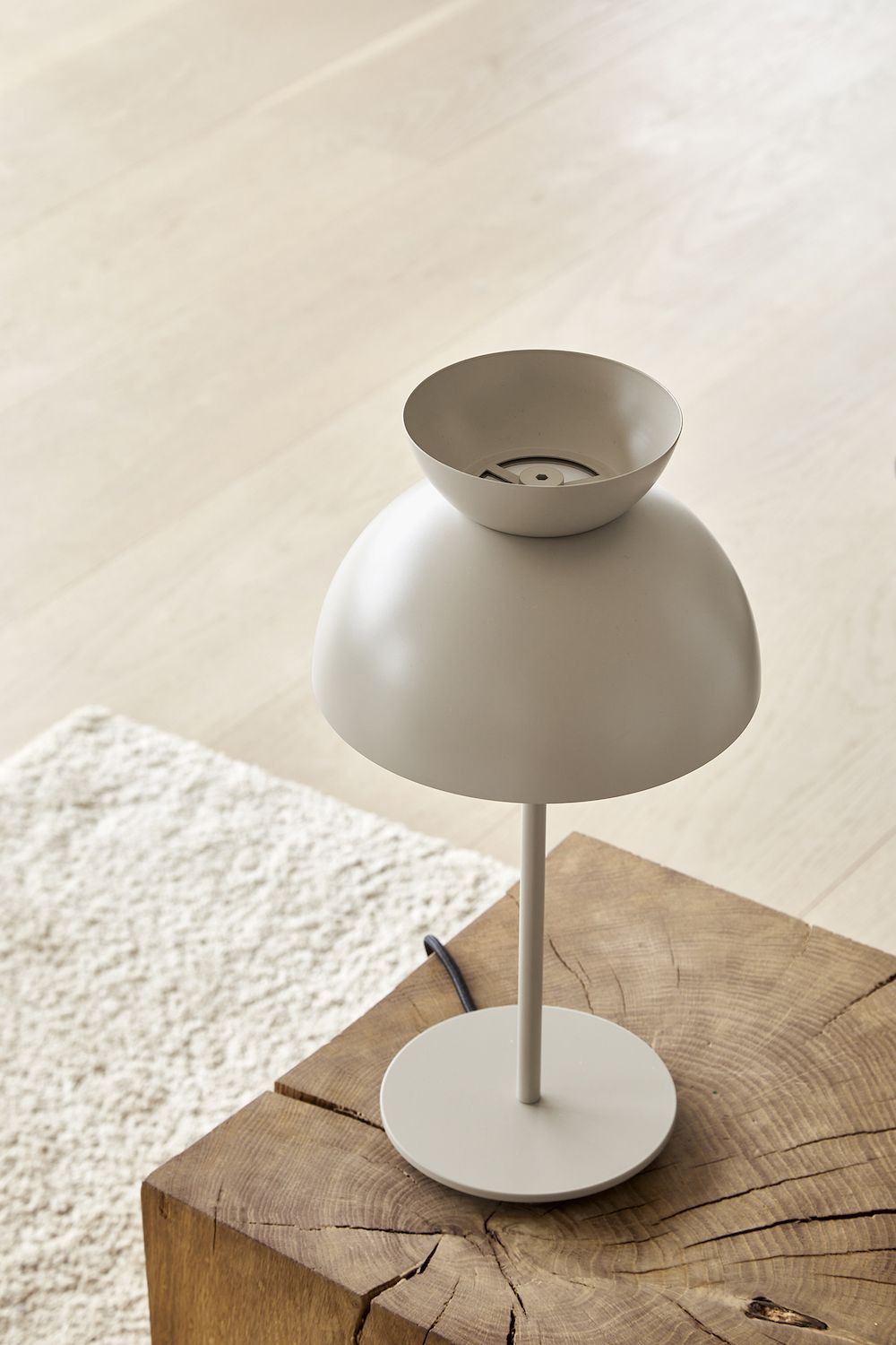 Stylowa lampa stołowa Butterfly z zaokrąglonym kloszem w odcieniu szarobeżowym