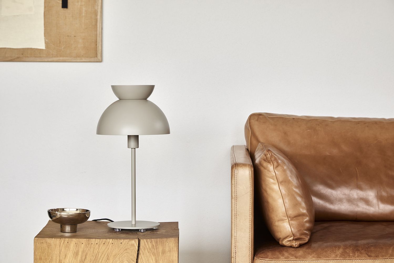 Stylowa lampa stołowa Butterfly z zaokrąglonym kloszem w odcieniu szarobeżowym