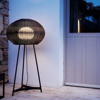 Stylowa brązowa lampa podłogowa Garota P/02 Outdoor o klasie szczelności IP66