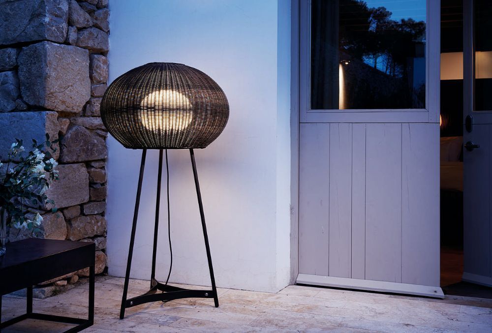 Stylowa brązowa lampa podłogowa Garota P/02 Outdoor o klasie szczelności IP66