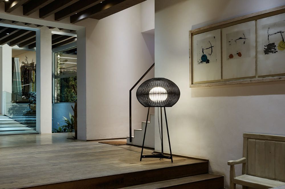 Stylowa brązowa lampa podłogowa Garota P/02 Outdoor o klasie szczelności IP66