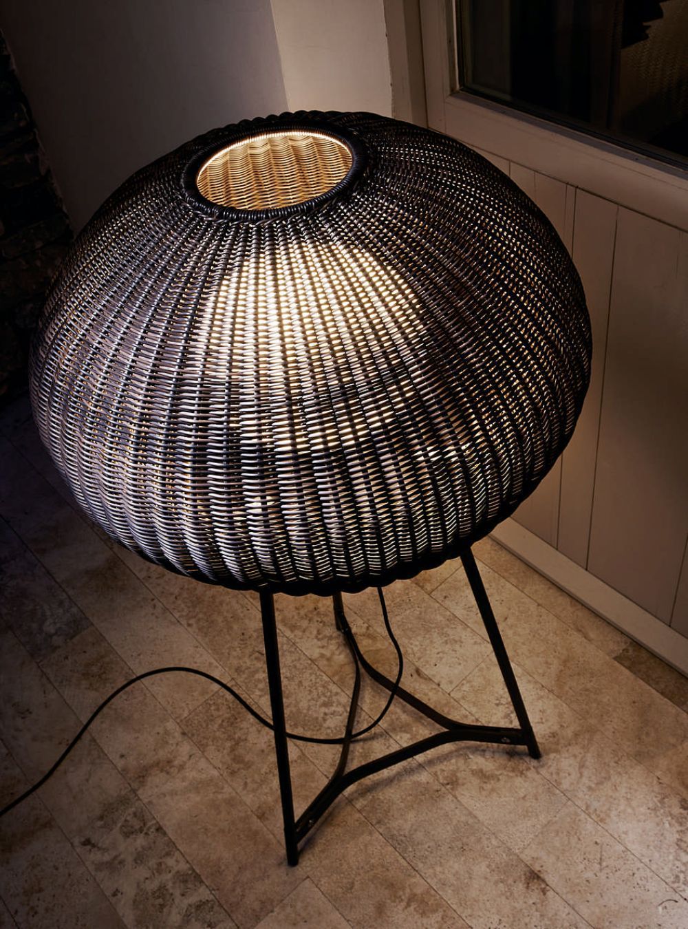 Stylowa brązowa lampa podłogowa Garota P/02 Outdoor o klasie szczelności IP66