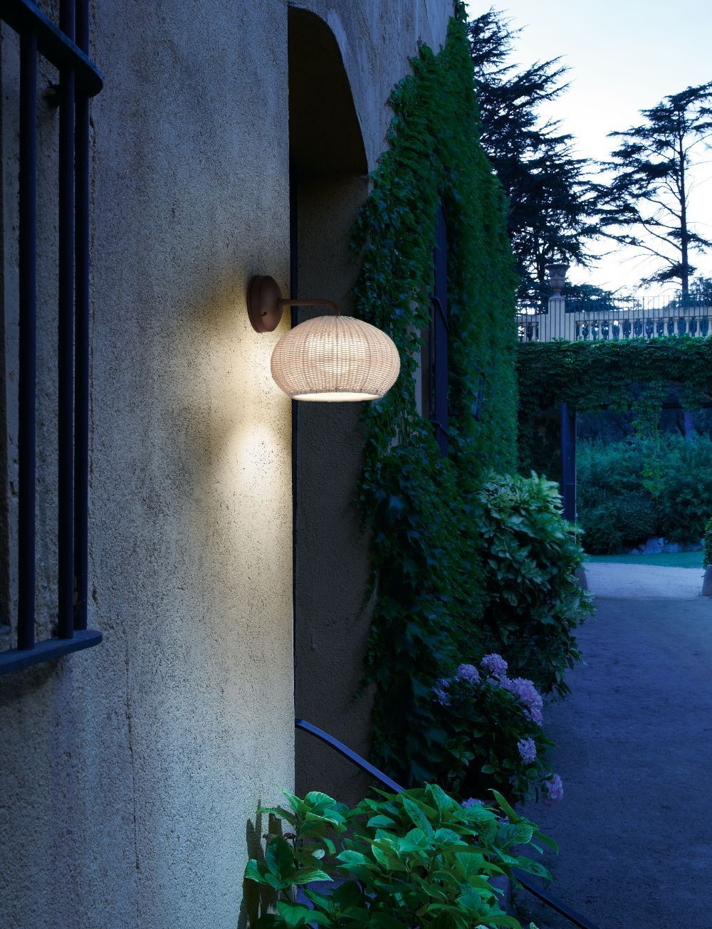 Brązowy kinkiet zewnętrzny Garota A/01 Outdoor o klasie szczelności IP66