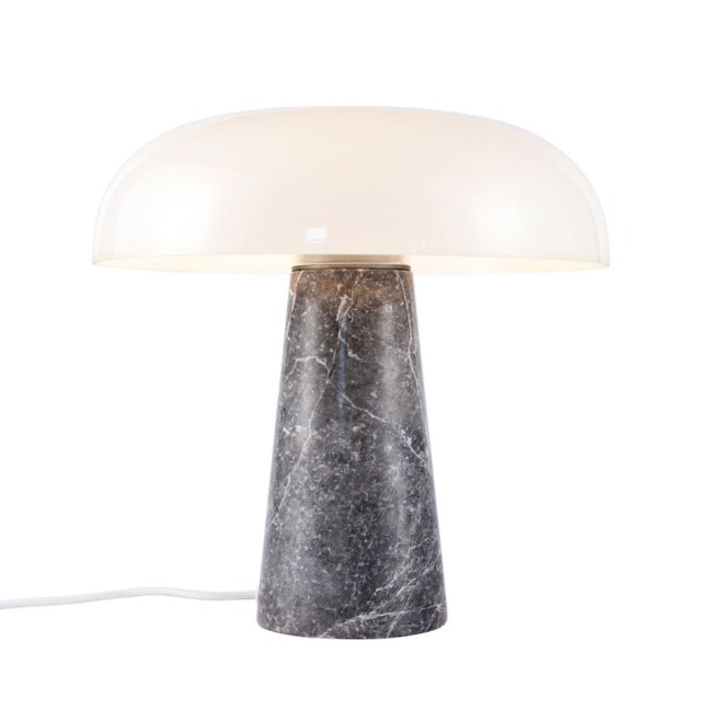 Marmurowa lampa stołowa Glossy od DFTP z kloszem ze szkła