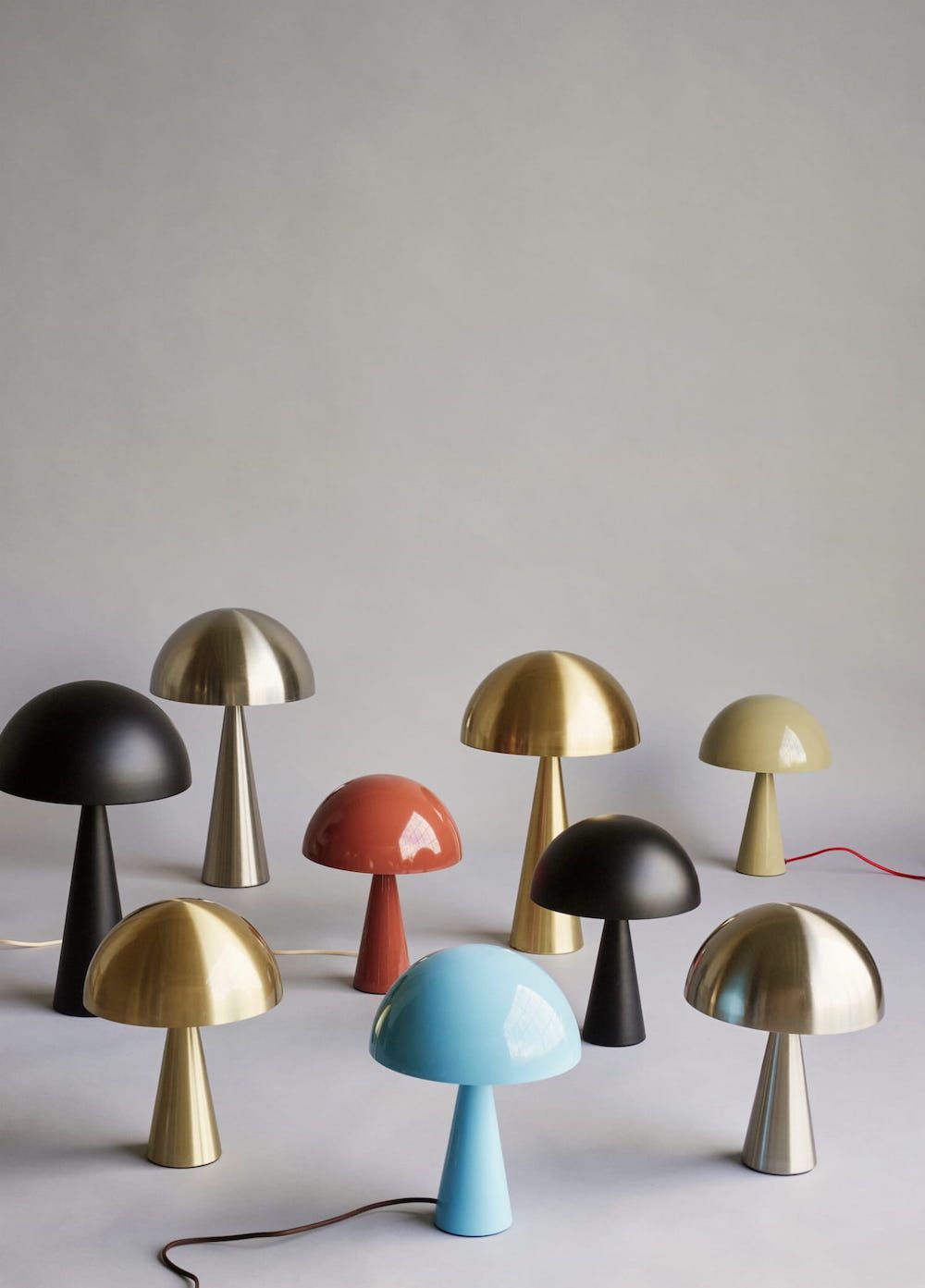 Piaskowa lampa stołowa Mush o połyskującym wykończeniu