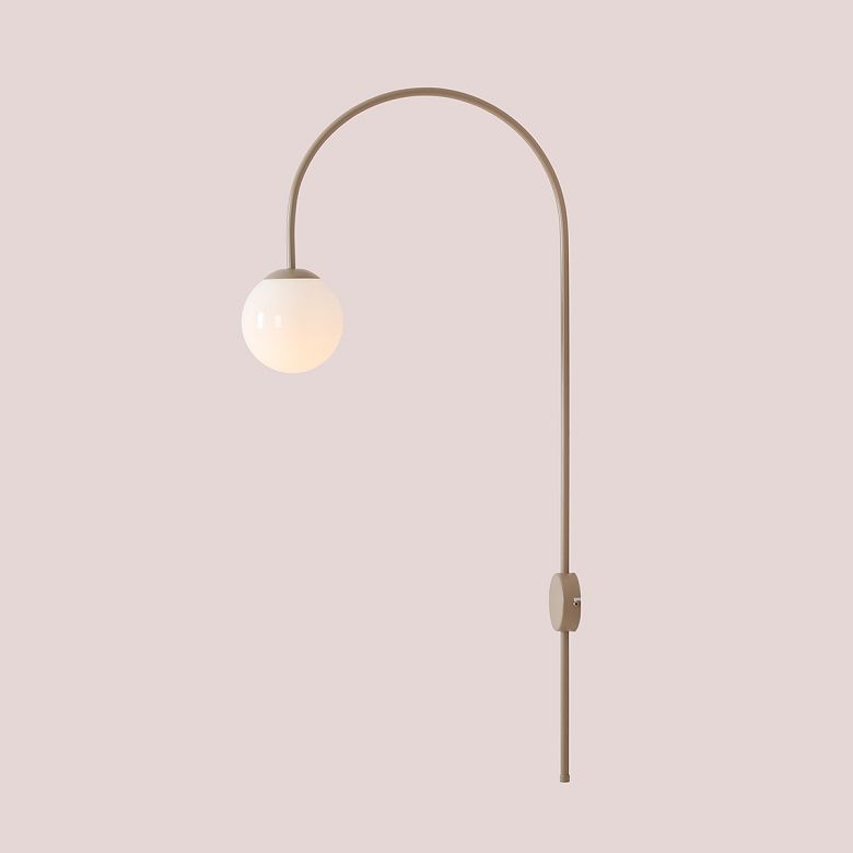 Beżowy kinkiet Una z szklanym kloszem, idealny do salonu